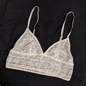 UO Bohemian Lace Bralette (Cream) - Size XS
